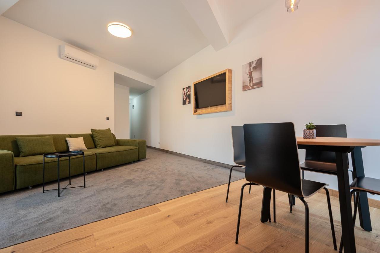 Calvin Aparthotel Oradea Ngoại thất bức ảnh