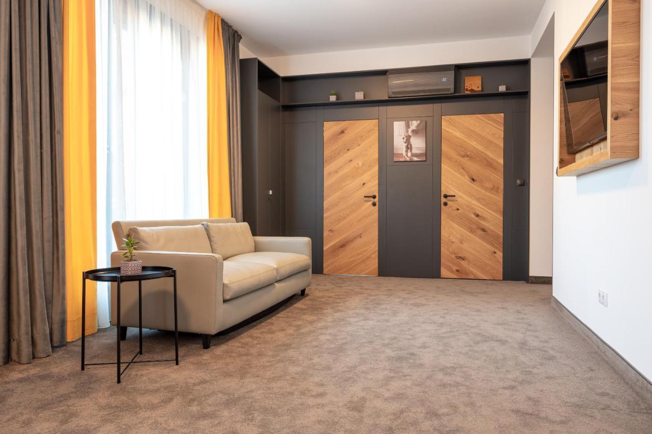 Calvin Aparthotel Oradea Ngoại thất bức ảnh