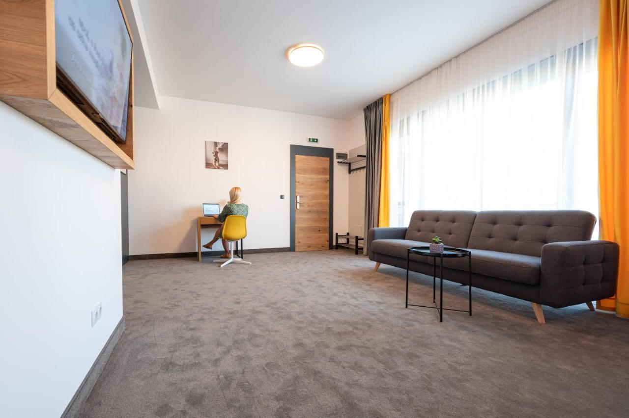 Calvin Aparthotel Oradea Ngoại thất bức ảnh